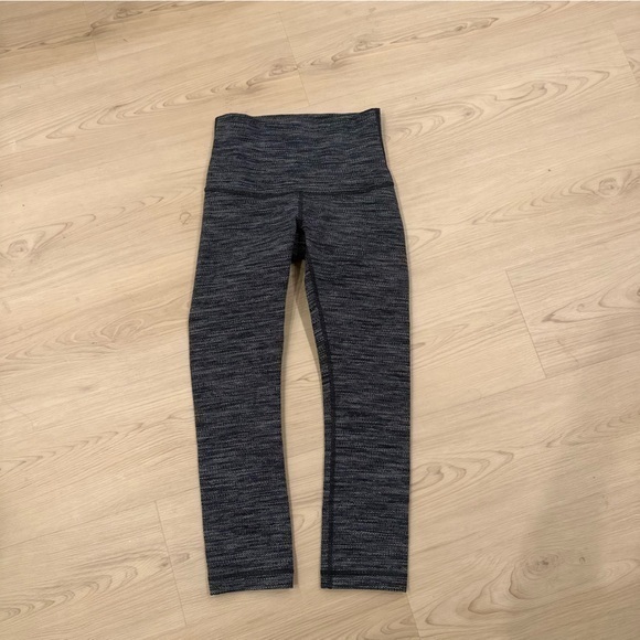 lululemon athletica Pants - Lululemon abstract print capri leggings